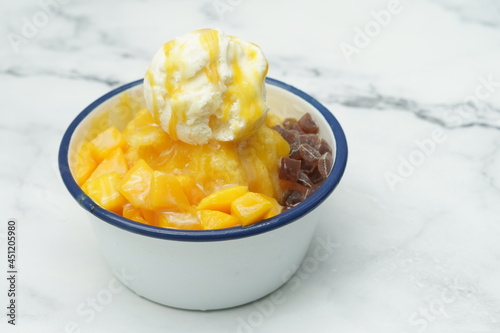 Shaved ice with fresh mango and ice cream