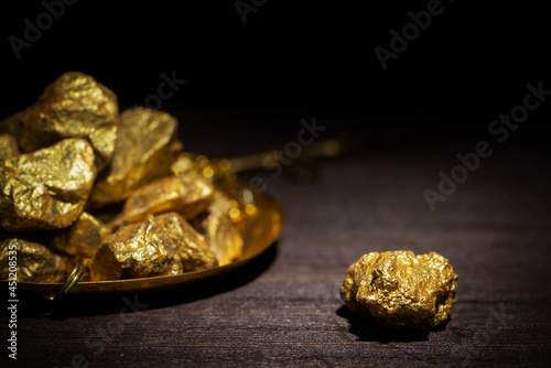 Foto Gold concept, close-up of large gold nuggets