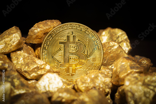 Billede på lærred Close up of gold bullion and bitcoin, Concept of financial cryptocurrency