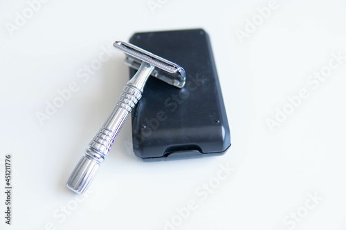 Obraz na płótnie Vintage safety metal razor on a white background. Close-up. Isolated on white background. Reusable blade, zero waste product
w salonie