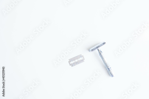 Obraz na płótnie Vintage safety metal razor on a white background. Close-up. Isolated on white background. Reusable blade, zero waste product
w salonie