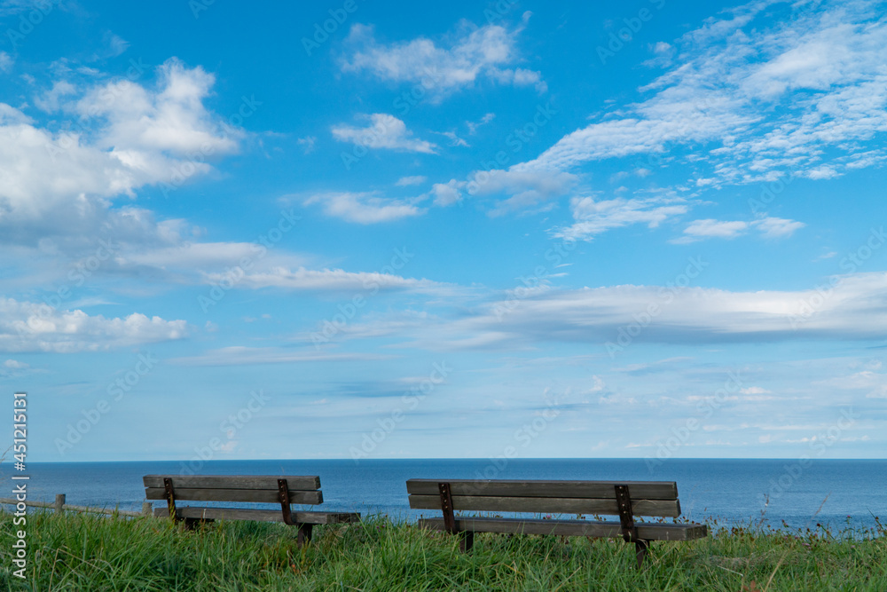 青空と海の見えるベンチ