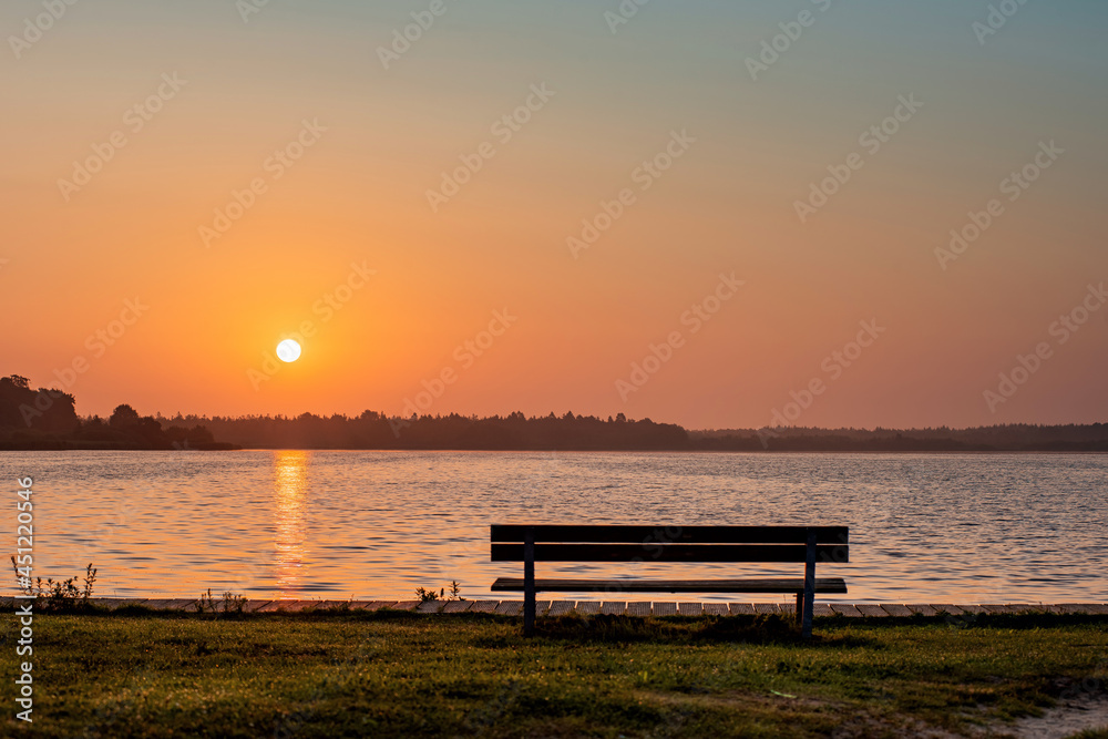 Bank am See in bad Bederkesa, Sonnenuntergang im Sommer, Sonnenaufgang im Sommer, Entspannung in der reinsten Form, Ruheort in der Natur, Sunset at the sea