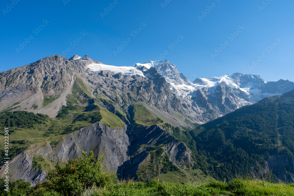 Paysage de montagne du massif de La Meije dans l'Oisans dans le Parc National des Ecrins en Hautes-Alpes dans les Alpes françaises