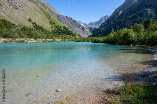 Lac dans un paysage de montagne dans l'Oisans et la vallée de La Romanche dans le Parc National des Ecrins en Hautes-Alpes dans les Alpes françaises