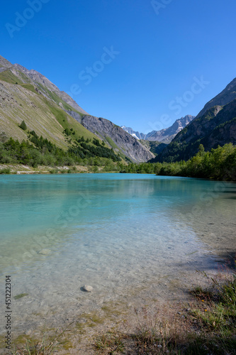 Lac dans un paysage de montagne dans l'Oisans et la vallée de La Romanche dans le Parc National des Ecrins en Hautes-Alpes dans les Alpes françaises