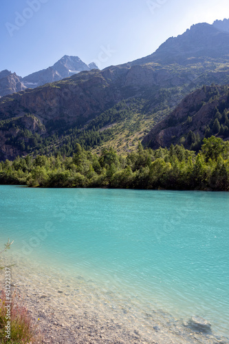 Lac dans un paysage de montagne dans l'Oisans et la vallée de La Romanche dans le Parc National des Ecrins en Hautes-Alpes dans les Alpes françaises