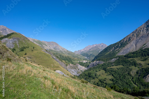 Paysage de montagne dans l'Oisans de la vallée de La Romanche dans le Parc National des Ecrins en Hautes-Alpes dans les Alpes françaises