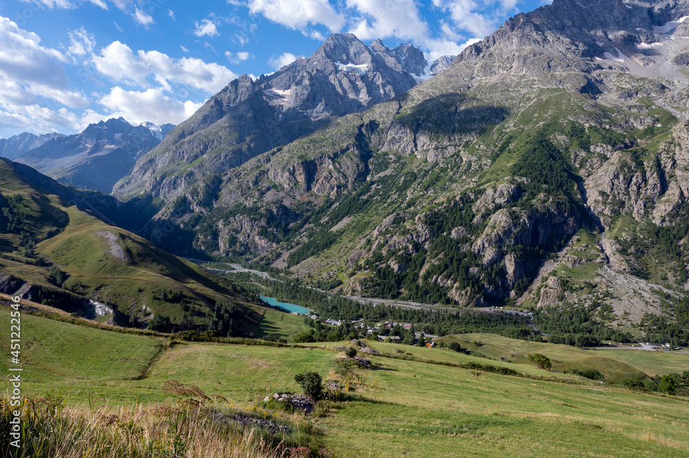 Paysage de montagne dans l'Oisans et la vallée de La Romanche dans le Parc National des Ecrins en Hautes-Alpes dans les Alpes françaises