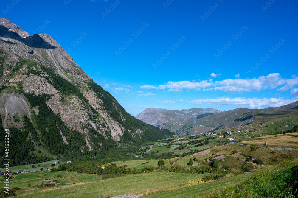 Paysage de montagne dans l'Oisans dans le Parc National des Ecrins en Hautes-Alpes dans les Alpes françaises