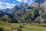 Paysage de montagne dans l'Oisans et la vallée de La Romanche dans le Parc National des Ecrins en Hautes-Alpes dans les Alpes françaises