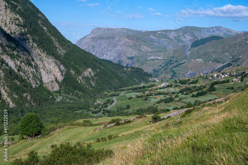 Paysage de montagne dans l'Oisans dans le Parc National des Ecrins en Hautes-Alpes dans les Alpes françaises © michel