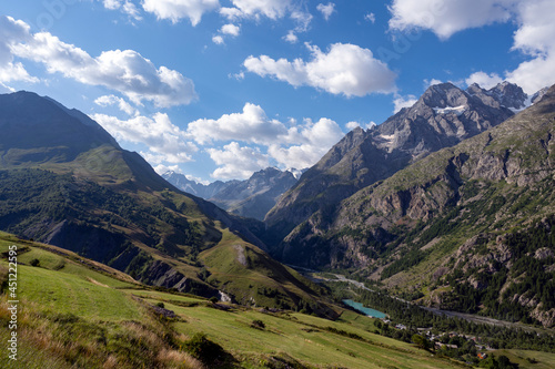Paysage de montagne dans l Oisans et la vall  e de La Romanche dans le Parc National des Ecrins en Hautes-Alpes dans les Alpes fran  aises