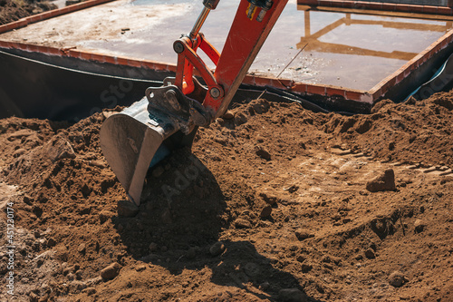 Excavator shovel digging on dirt © Ruben Chase