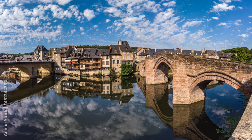 Espalion (Aveyron, France) - Vue panoramique du vieux pont sur le Lot et des anciennes tanneries
