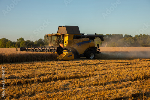 Fotografie Moissonneuse-batteuse dans un champs pour récolter le blé dans le département de