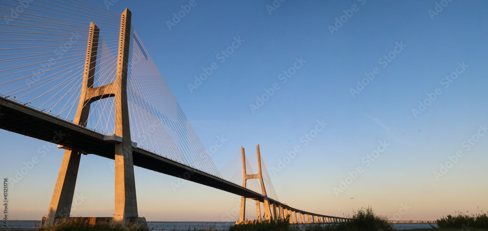 Fototapeta premium Puente Vasco de Gama (Lisboa-Portugal)