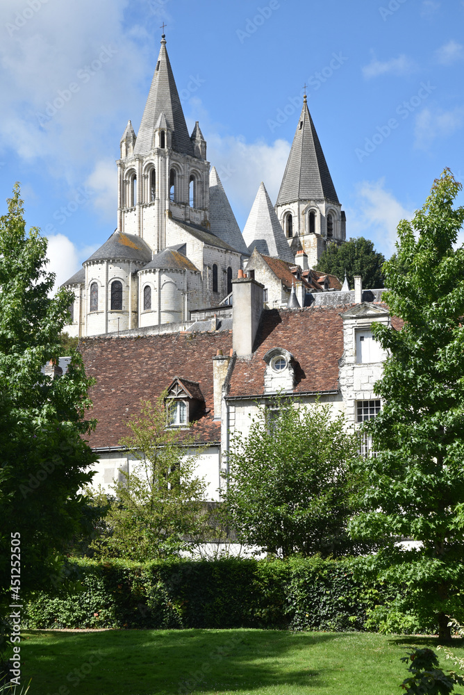 Tours de la collégiale Saint-Ours de Loches en Touraine, France
