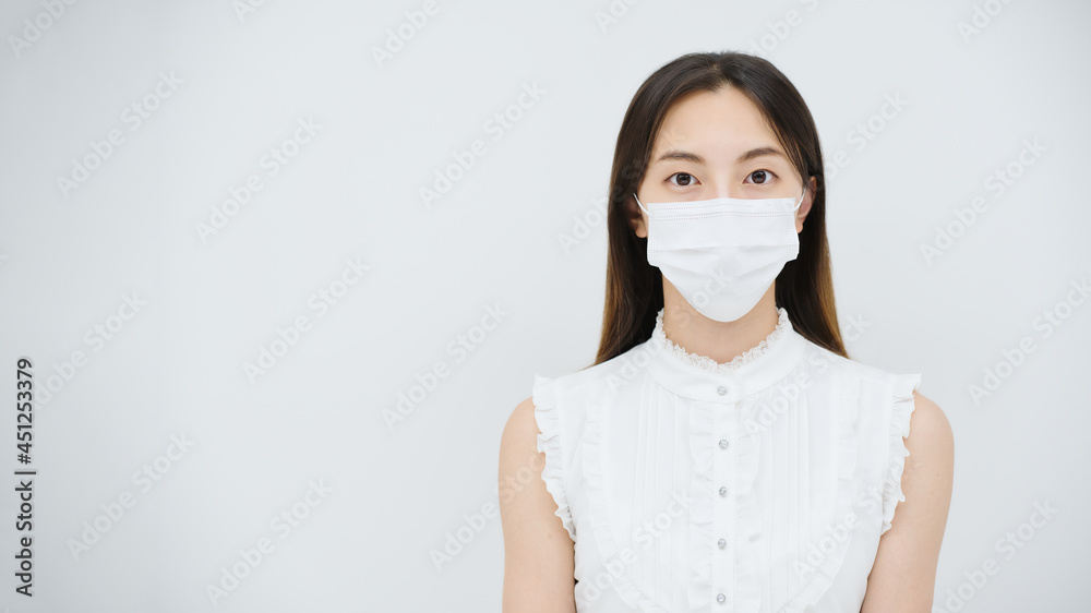 マスクをつけた若い女性 マスクをつけた若い女性