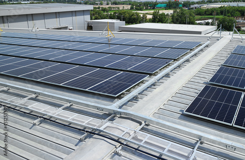 Konstfotografi Solar PV on Warehouse Roof with Facilities