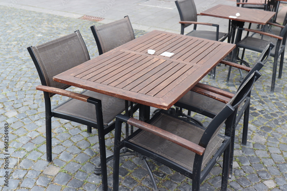 Leere Tische und Stühle am Restaurant. Leere Tische und Stühle am Restaurant.