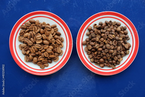 Photos Grains de cafés dans des soucoupes : arabica et robusta