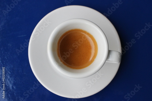 Tasse de café expresso avec crema en plongée