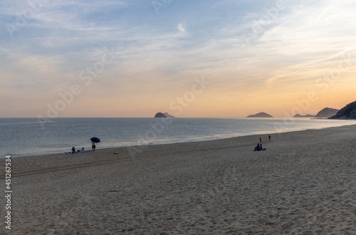 paisagem da praia de Boiçucanga, litoral norte de São Paulo, com o céu alaranjado. Conceito de viagem e turismo