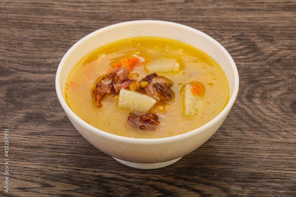 Pea soup with smoked ribs