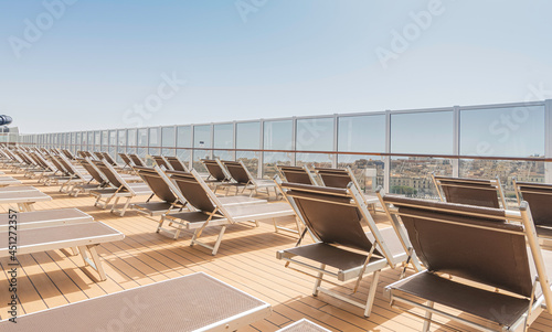Vue de chaises longues face à la mer sur un navire de croisières. 