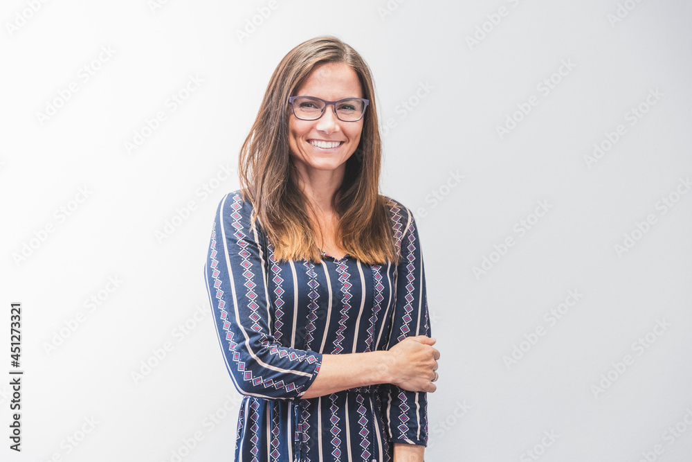 Obraz premium Pretty business woman standing and smiling, front view