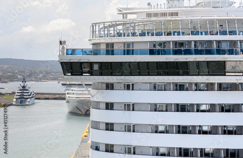 Vue d'un navire de croisi??re au port de Civitavecchia en Italie. photo