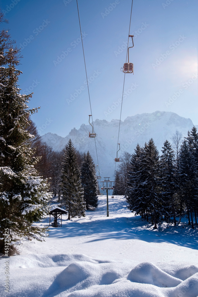 Obraz premium Winter Berglandschaft mit Skilift in verschneiten Wald Erholung Skigebiet in Bayern, Deutschland am sonnigen Tag