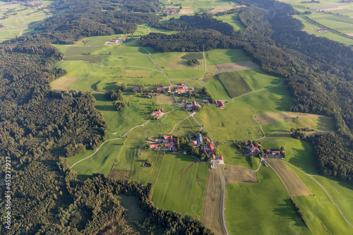 Fotografi Ballonfahrt, Lufbildaufnahme Wald und Flur mi Häusern
