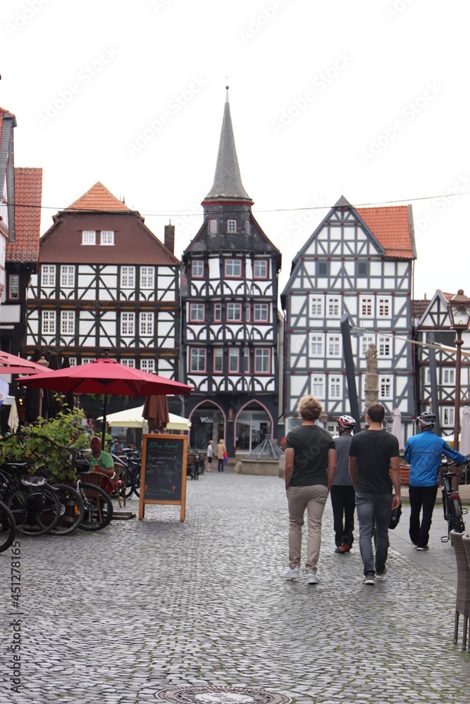 Obraz premium Fritzlar. Marktplatz mit Fachwerkhäusern.