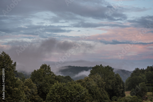 Thüringer  Mittelgebirge mit Sonne, Bäumen und Nebel am Morgen © H. Rambold