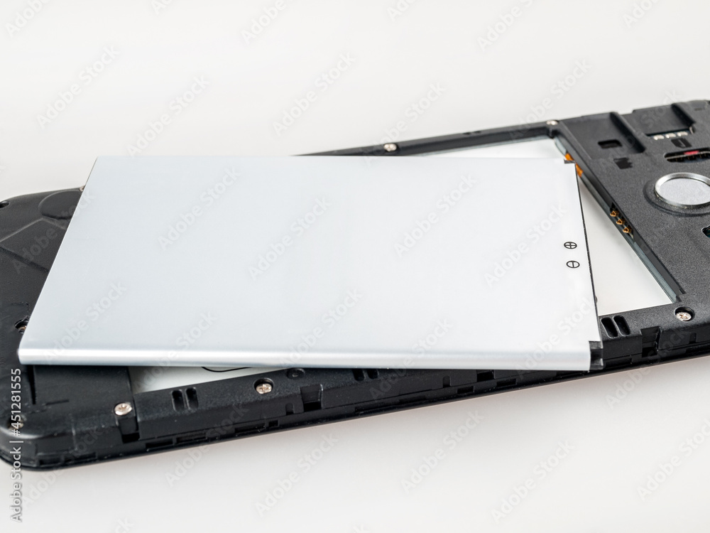 Nickel-metal hydride, lithium-ion, replaceable rechargeable battery in a smartphone, battery life, battery recycling Nickel-metal hydride, lithium-ion, replaceable rechargeable battery in a smartphone, battery life, battery recycling