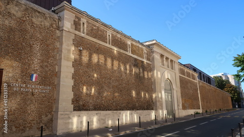 Mur d’enceinte du centre pénitentiaire de Paris 