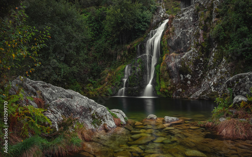 Bonita cascata na natureza no parque nacional peneda gerês