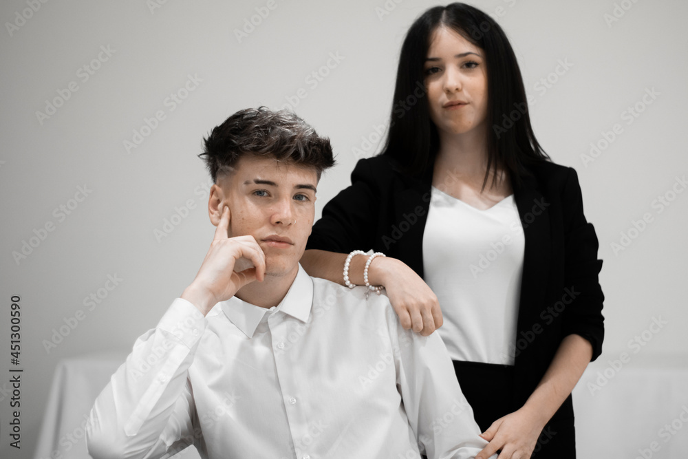 Muchacho y muchacha joven de trabajo en una conferencia Muchacho y muchacha joven de trabajo en una conferencia