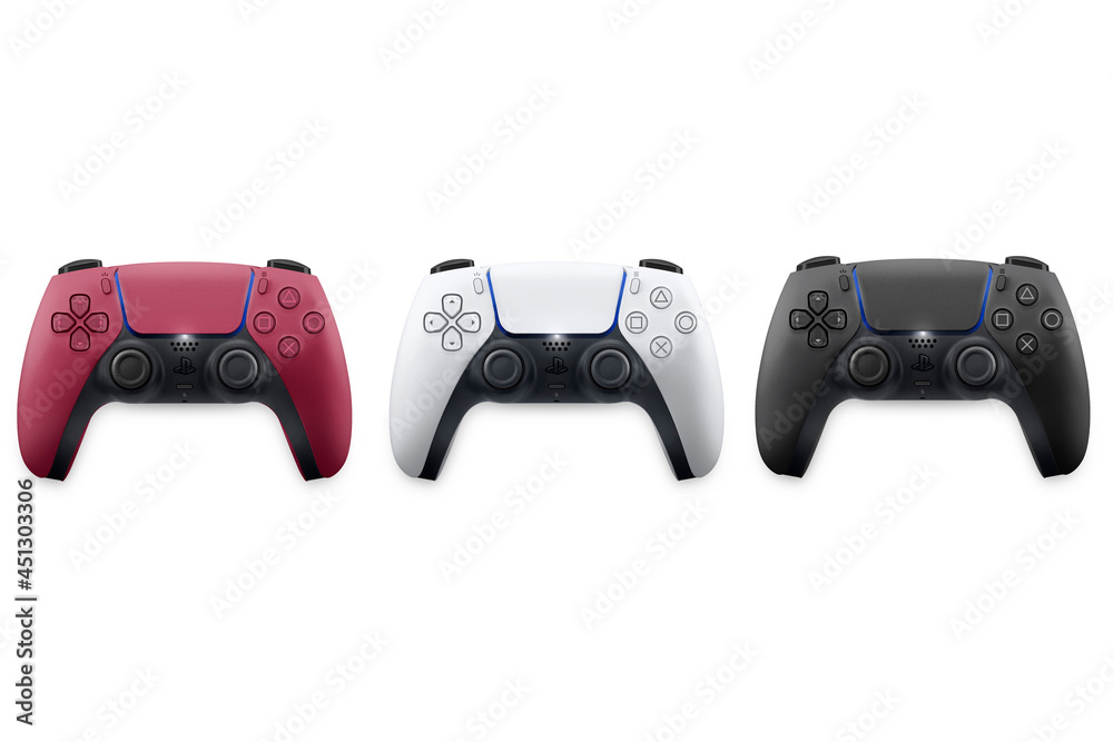 3 Playstation 5 Dual Sense, white, cosmic red and midnight black  controllers on white background. Top view. Rio de Janeiro, Rj, Brazil. June  2021 foto de Stock | Adobe Stock