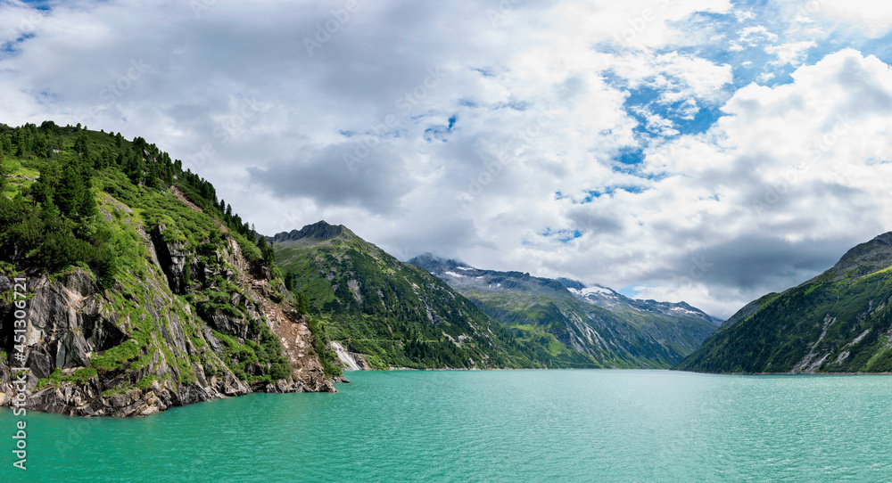 Zillergrund Speichersee im Zillertal in Österreich. Alpensee in den Bergen. Alpen Gebirge im Sommer. Blauer Himmel, Sommertag und türkises Wasser. 