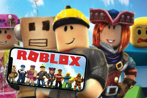 Mão Masculina Segurando Um Smartphone Com Aplicativo De Jogo Roblox Na Tela  Do Smartphone No Fundo Branco. Rio De Janeiro, RJ, Brasil. Agosto De 2021.  Foto Royalty Free, Gravuras, Imagens e Banco