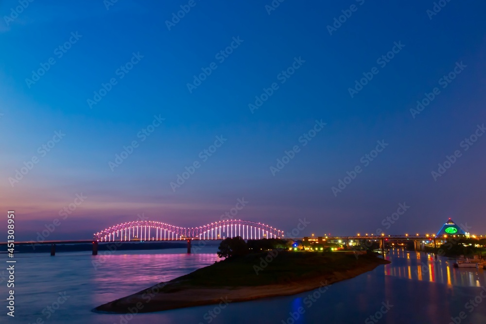 Obraz premium Hernando Desoto Bridge on the Mississippi River at dusk