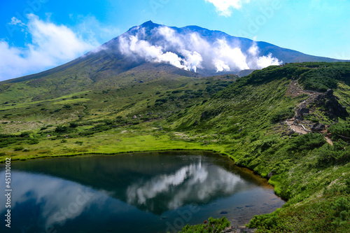 北海道の夏　旭岳のある風景