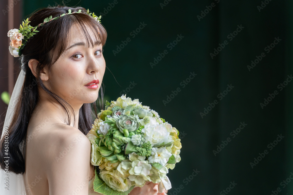 ウエディングドレスを着た女性 ウエディングドレスを着た女性