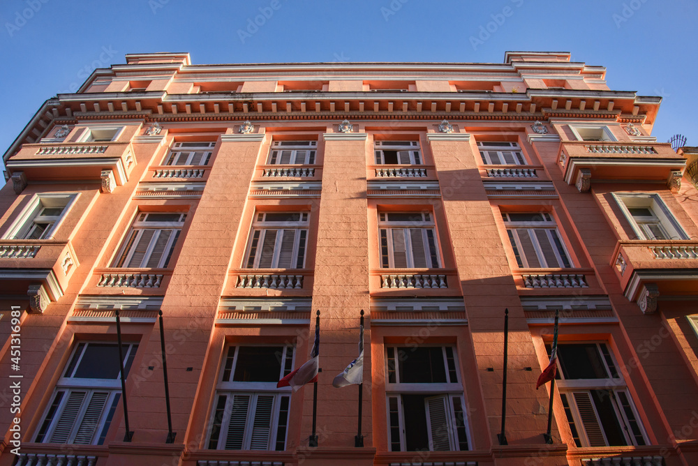 Obraz premium Tenament life; crumbling, decaying colonial buildings in Havana Vieja, Havana, Cuba
