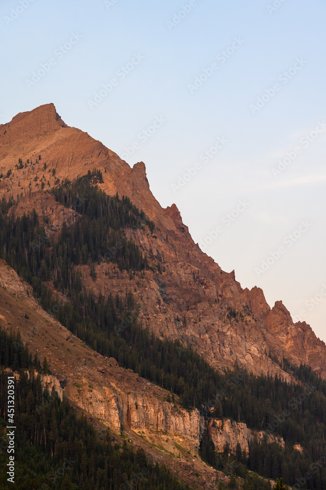 Fototapeta premium Early morning sunrise on the sharp peaks Beartooth Mountains, Cooke City, Montana 