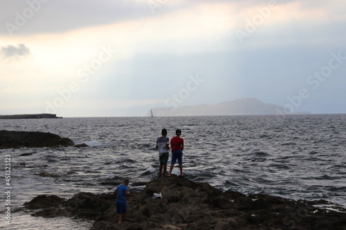 Kids, Rauer Tag an der See im Hafen Chania, Kreta, Griechenland, Wolken ziehen auf