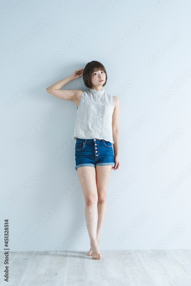 夏ファッションの爽やかな女性